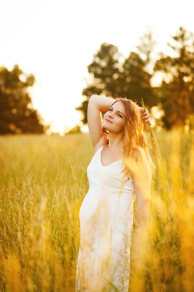 Schöne schwangere Frau — Stockfoto