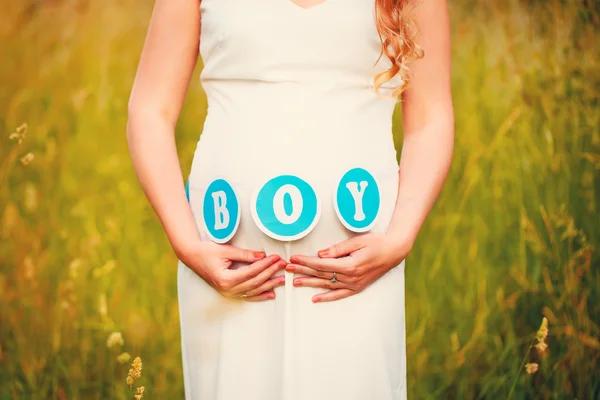 Schwangere im weißen Kleid aus nächster Nähe — Stockfoto