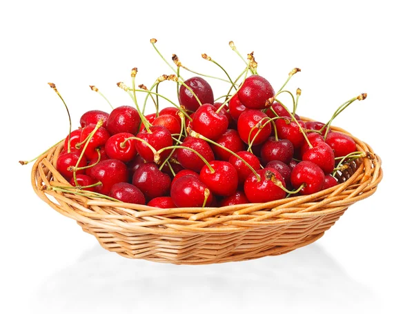 Cerises rouges dans le panier — Photo