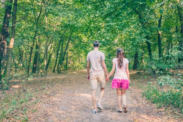 Casal caminhando no parque — Fotografia de Stock