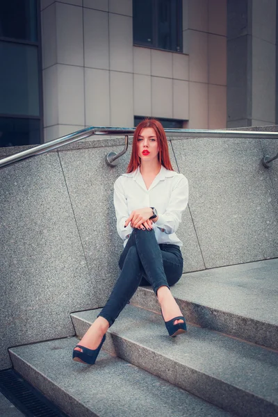 Mode roodharige jonge vrouw — Stockfoto