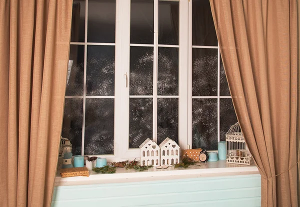 Moderne residentiële venster met sneeuw en decor — Stockfoto