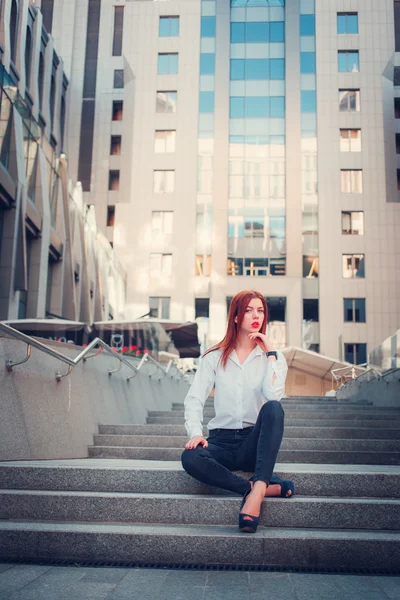 Moda ruiva jovem mulher — Fotografia de Stock