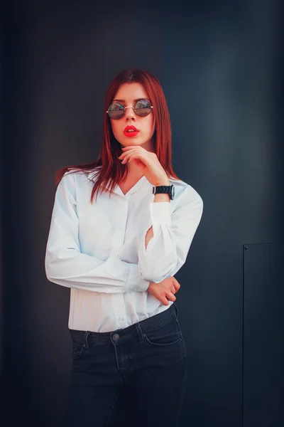 Mode roodharige jonge vrouw — Stockfoto