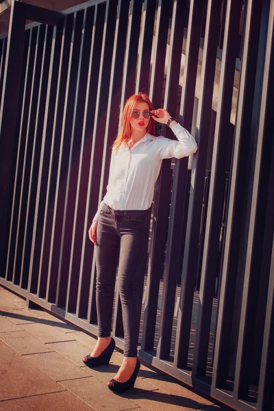 Mode rousse jeune femme — Photo