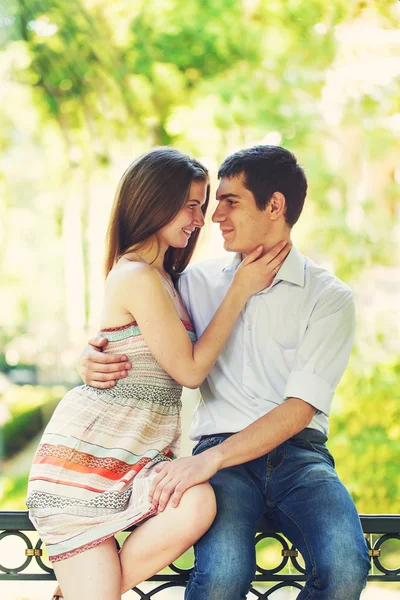 Amantes jovem homem e mulher — Fotografia de Stock