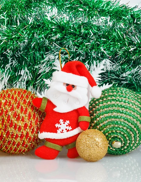 Jultomte med julgranskulor och vit snöflinga — Stockfoto
