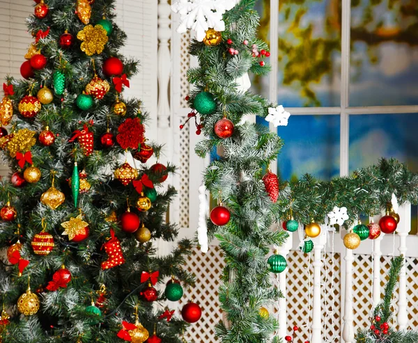 赤とゴールドのクリスマスおもちゃで緑のモミの木 — ストック写真
