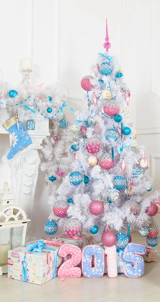 Witte spar-boom met roze en blauwe Christmas speelgoed — Stockfoto