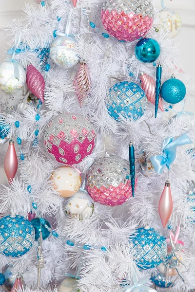 Abeto blanco con juguetes de Navidad rosa y azul — Foto de Stock