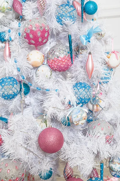 Abeto branco com brinquedos de Natal rosa e azul — Fotografia de Stock