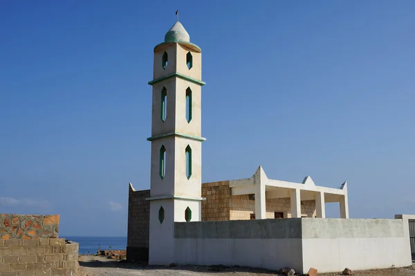 En liten oavslutade kyrkan på stranden nära Hadibo i Socotra är — Stockfoto