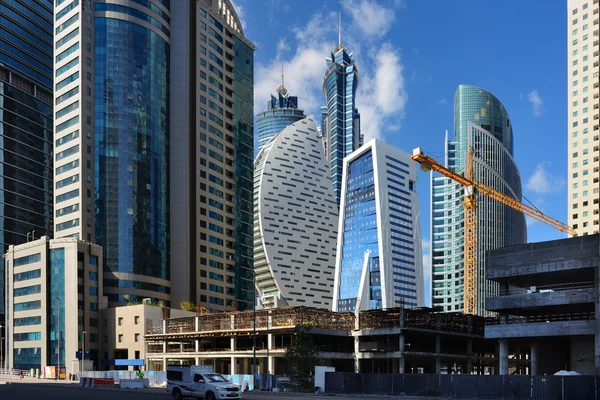 Bouw van nieuwe wolkenkrabbers in Dubai — Stockfoto