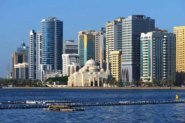 Al Noor moskee, Al Buhaira corniche en skyscrspers in Sharjah — Stockfoto