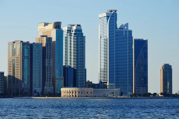 Arranha-céus de Sharjah do lado do lago Khalid — Fotografia de Stock