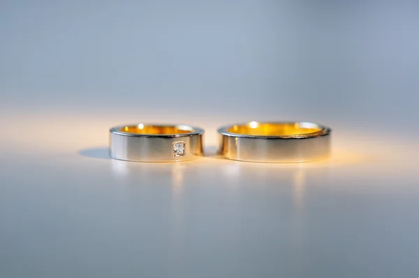 Par de anillos de boda de oro — Foto de Stock