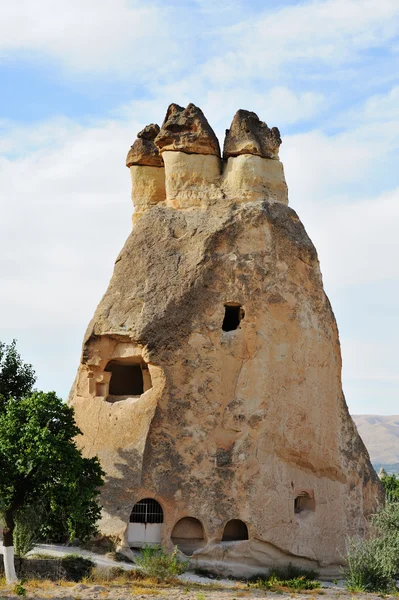 Bizarre vormen van opluchting van Turkse Cappadocië. Goreme nationale p — Stockfoto
