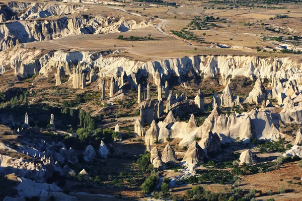 Bizarre forms of relief of Turkish Cappadocia. Goreme national p — Stock Photo, Image