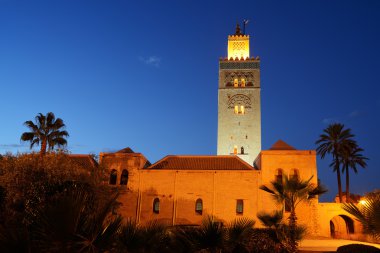 Fas. Marrakesh. Koutoubia cami geceleri