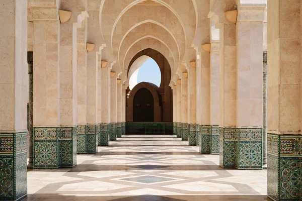Marokko. Arkade der hassan ii Moschee in Casablanca — Stockfoto