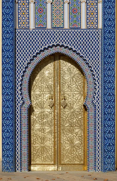 Maroko. Duże drzwi złoty Królewski pałac Fez — Zdjęcie stockowe
