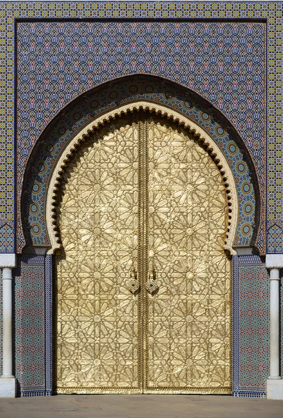 Marokko. große goldene Türen des königlichen Palastes von Fes — Stockfoto