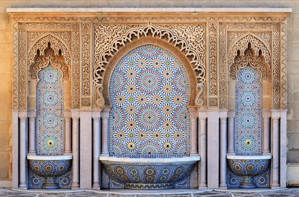 Marokko. Brunnen mit Mosaikfliesen in rabat dekoriert — Stockfoto