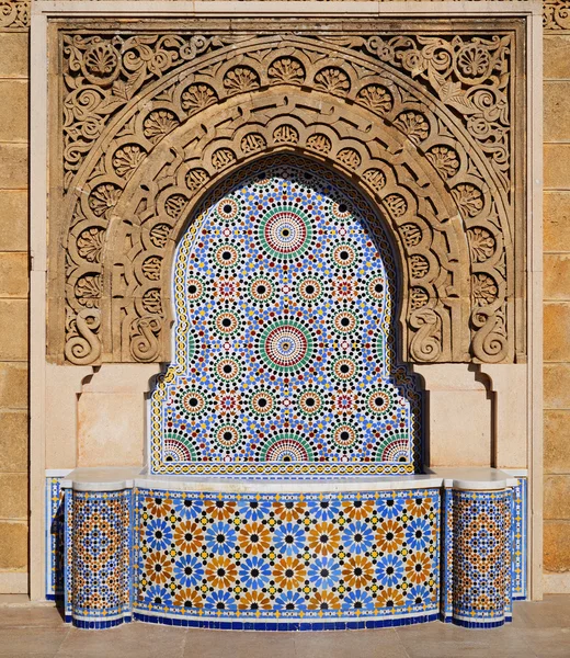 Marokko. Brunnen mit Mosaikfliesen in rabat dekoriert — Stockfoto