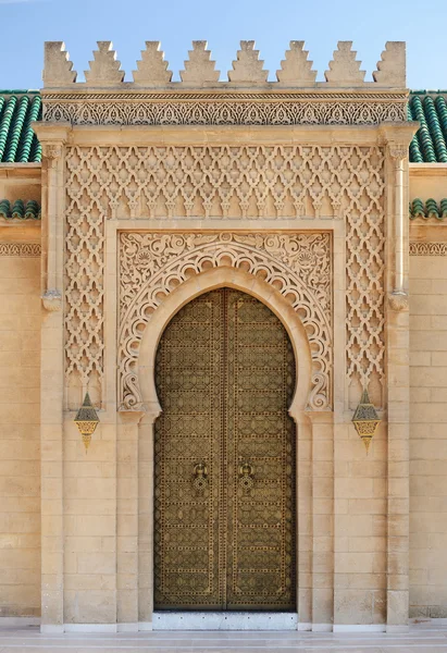 Marokko. dekorierte Tür des Mausoleums von Mohammed v in rabat — Stockfoto