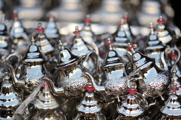 Metal kettles on display in Moroccan market — Stock Photo, Image