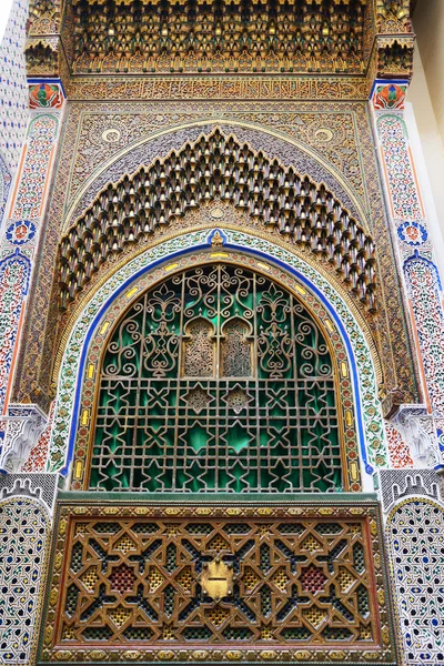 Decorated window of a mosque in Fes — Stock Photo, Image