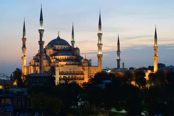 Istanbul. svítící Modrá mešita v soumraku — Stock fotografie