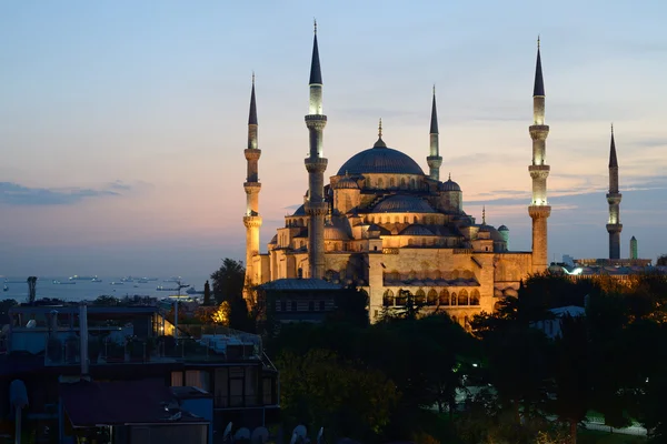 Istanbul. svítící Modrá mešita v soumraku — Stock fotografie