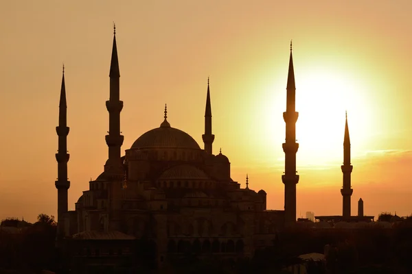 伊斯坦堡。在日落时的蓝色清真寺 — 图库照片