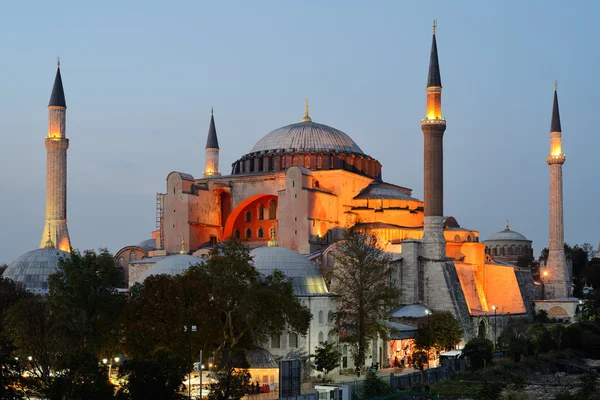 伊斯坦堡。照明圣索非亚大教堂在黄昏时分的索菲亚 — 图库照片