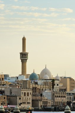 gün batımında Bur dubai ve al juma Camii