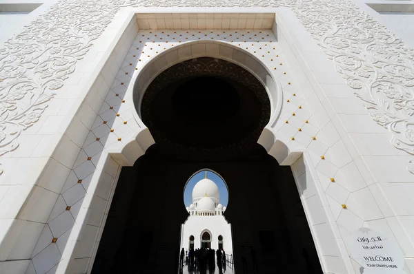Abu-Dhabi. Main entrance of Sheikh Zayed mosque — Stock Photo, Image