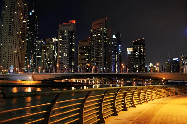 Хмарочоси вночі від пристані Дубая — стокове фото