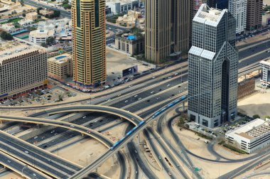 iki tren, yol kavşak ve Dubai yukarıdan gökdelenler