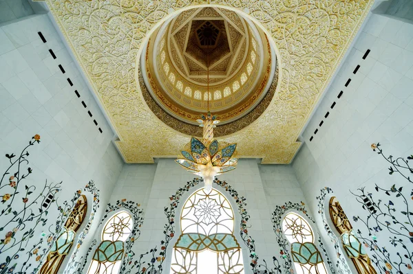 Interior of Sheikh Zayed mosque in Abu-Dhabi — Stock Photo, Image
