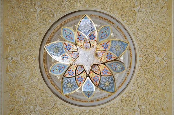 Sheikh Zayed Camisi AB tavanda küçük avize