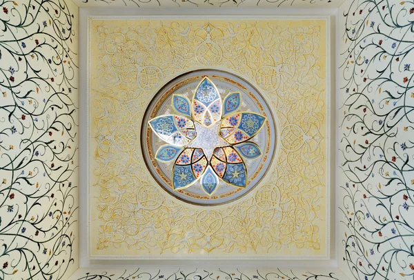 Malé lustr u stropu mešity Sheikh Zayed v Ab — Stock fotografie