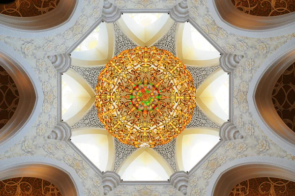 Sheikh Zayed mešita v Abú Dhabí. Největší lustr v — Stock fotografie