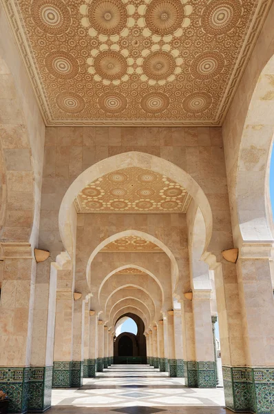 Marokko. Arkade der hassan ii Moschee in Casablanca — Stockfoto