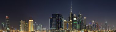 Dubai Dünya Ticaret Merkezi ve Uluslararası Dubai Kongre ve Sergi Sarayı gece