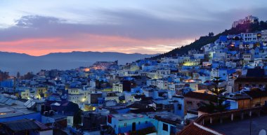 Fas. Gün batımında Chefchaouen şehrin mavi Medine