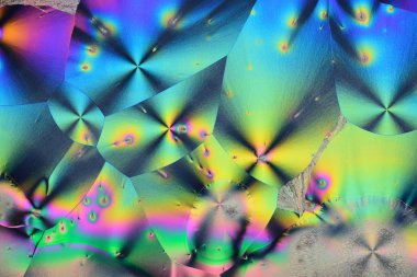 Polarize ışığın renkli mikro kristaller