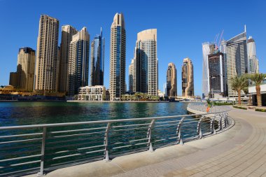 Deniz kıyısında ve gökdelenler Dubai Marina