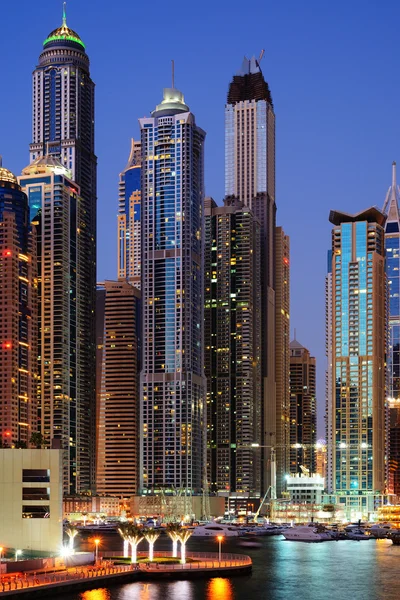 Skyskrapor i Dubai Marina på twilight — Stockfoto