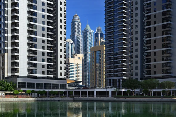 Skyskrapor i Dubai Marina från Jumeirah Lake Towers — Stockfoto